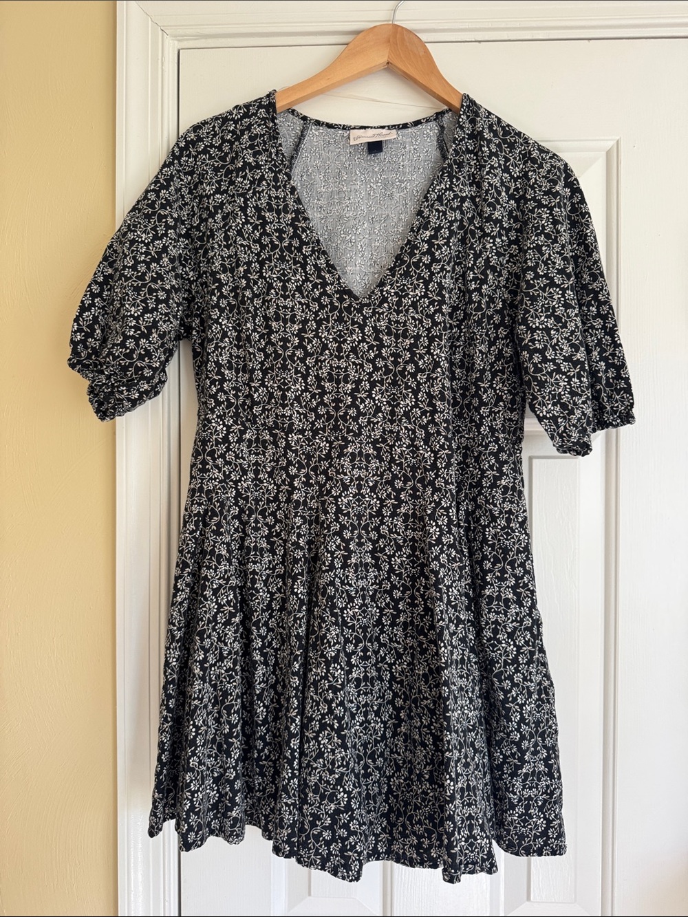 Black Floral V-Neck Short Sleeve Dress